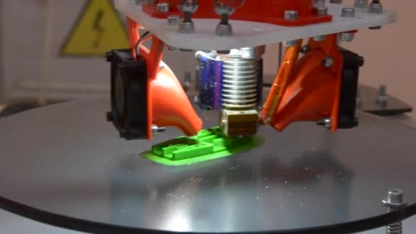 Der Prozess, 3D-Drucker zu arbeiten und ein dreidimensionales Objekt zu schaffen. — Stockvideo