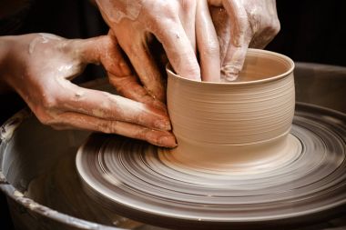 Modelleme kil üstünde a potters tekerlek üzerinde ana sınıfı