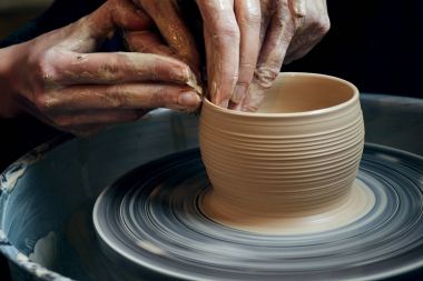 Modelleme kil üstünde a potters tekerlek üzerinde ana sınıfı