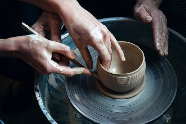 Modelleme kil üstünde a potters tekerlek üzerinde ana sınıfı