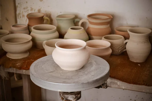 Sok clay pot van az asztalon — Stock Fotó
