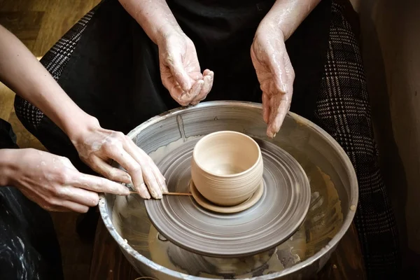 Classe di padrone su modellazione di argilla su una ruota di vasai — Foto Stock