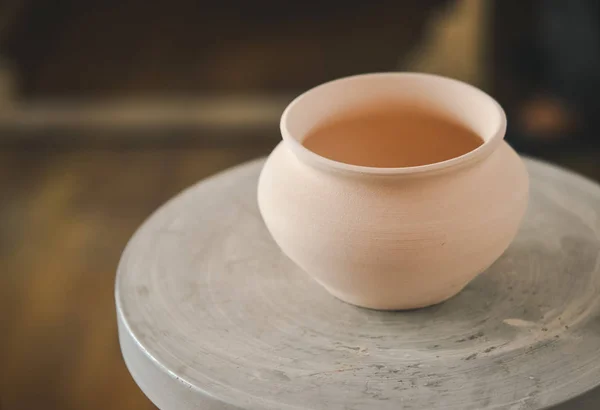 Clay pot on a potters wheel — Stock Photo, Image