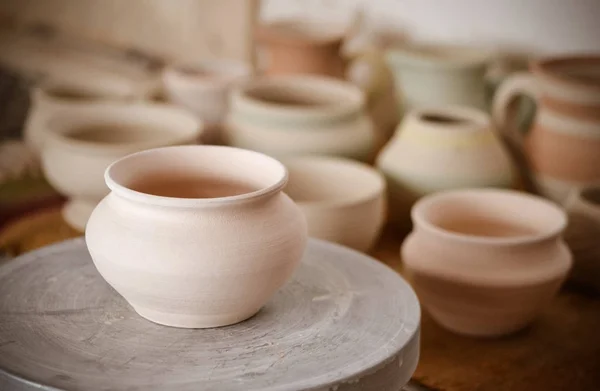 Sok clay pot van az asztalon — Stock Fotó