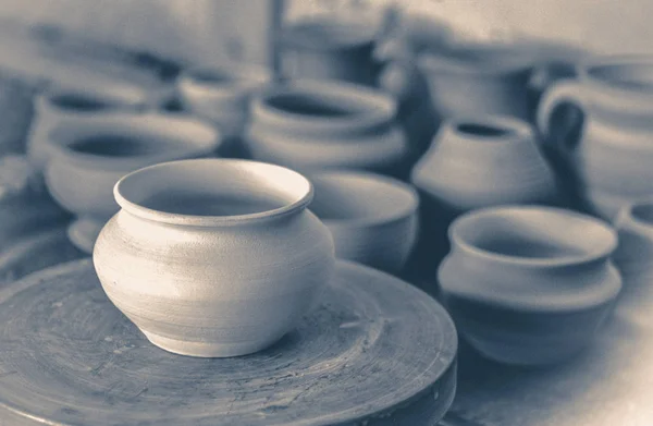 Velha foto do vintage muitos pote de barro está na mesa — Fotografia de Stock