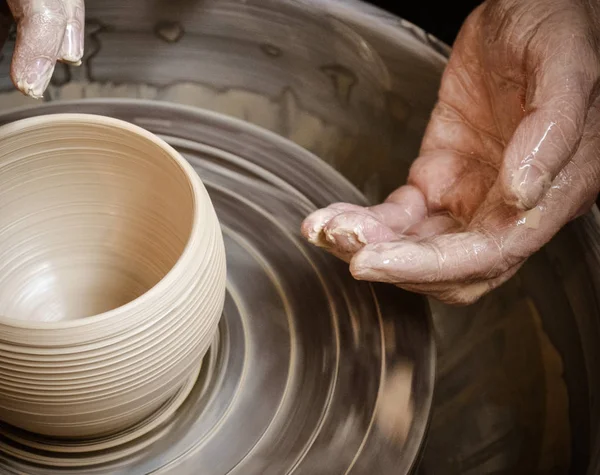 Hände des Töpfermeisters und Vase aus Ton auf der Töpferscheibe — Stockfoto