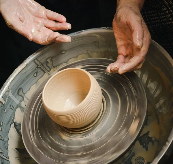 Manos del maestro alfarero y jarrón de barro sobre la rueda de alfarero —  Fotos de Stock