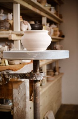 Ön plan ve seramik - ikinci raflara toprak kap