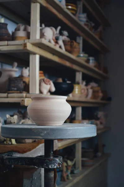 Pot d'argile au premier plan et étagères avec poterie - sur le deuxième — Photo