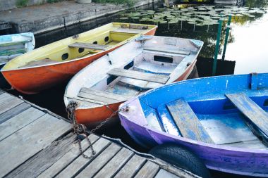 Rıhtımda birkaç eski tekne