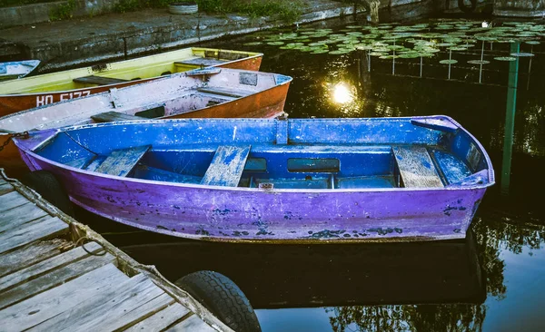 Några gamla båtar på bryggan — Stockfoto