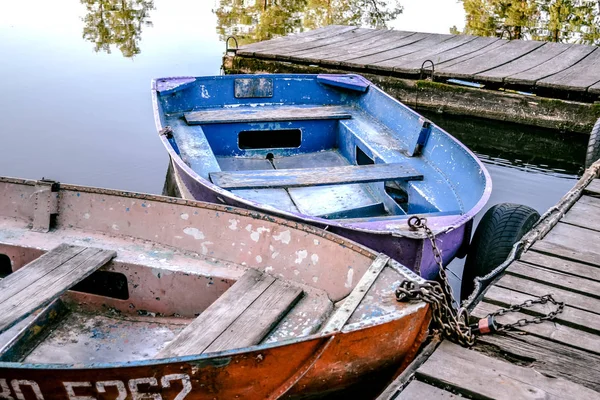 Altes Eisen altes schäbiges rostiges buntes Boot. Das Boot liegt im Dock — Stockfoto