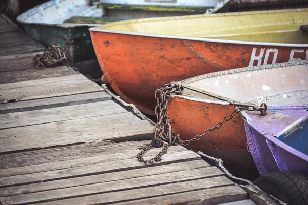 Unos cuantos barcos viejos en el muelle — Foto de Stock