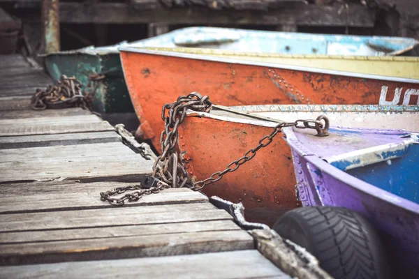 Unos cuantos barcos viejos en el muelle — Foto de Stock