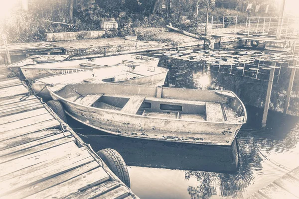 旧的老式照片。几个老简单船在码头上 — 图库照片
