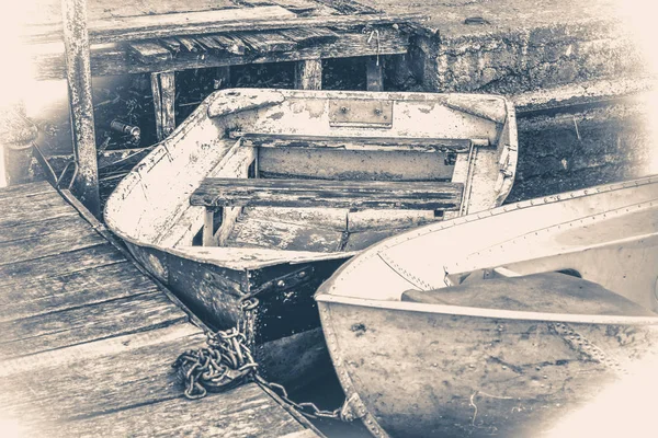 古いビンテージの写真。いくつかの古いシンプルなボート桟橋に — ストック写真