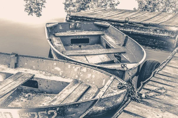 Stare zdjęcia archiwalne. Kilka starych łodzi proste na molo — Zdjęcie stockowe