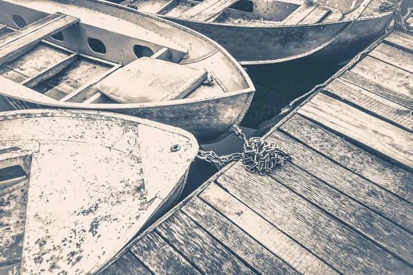 Foto antigua de época. Unos cuantos barcos viejos y simples en el muelle — Foto de Stock