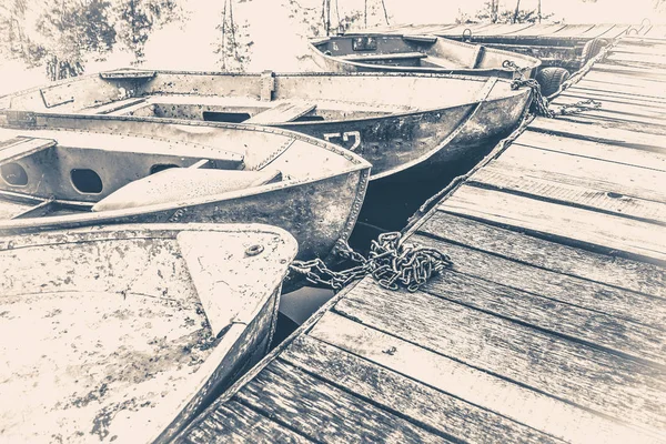 Foto antiga do vintage. Alguns velhos barcos simples no cais — Fotografia de Stock