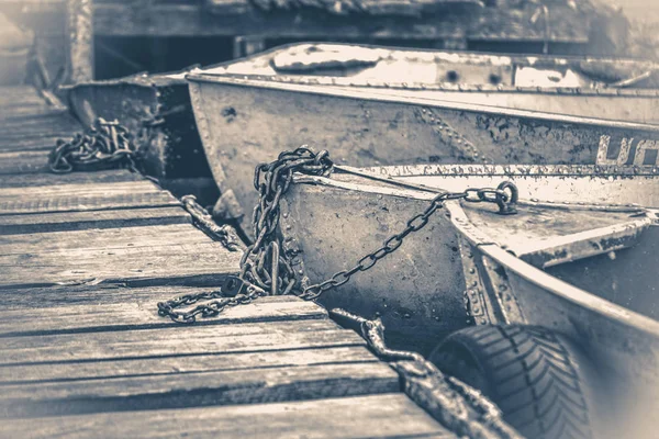 Foto antiga do vintage. Alguns velhos barcos simples no cais — Fotografia de Stock