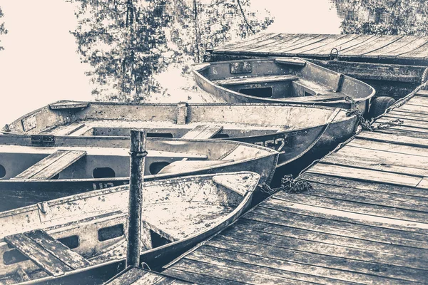 Gamla vintage foto. Några gamla enkla båtar på piren — Stockfoto