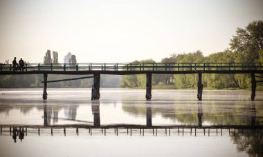 Nehir boyunca ahşap köprü