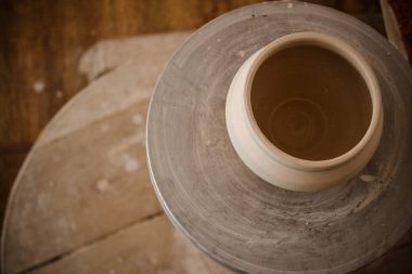 Potter's tekerlek üzerine toprak kap