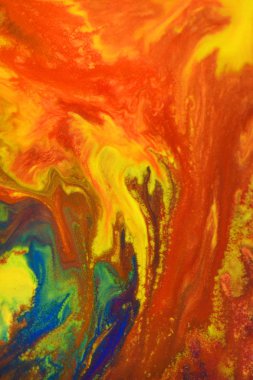 Kırmızı, yeşil, mavi, sarı renkler karışık sıvı makro