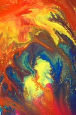 Kırmızı, yeşil, mavi, sarı renkler karışık sıvı makro