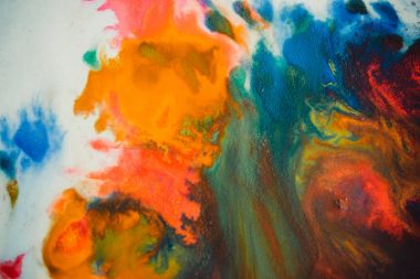 Beyaz bir arka plan üzerinde renkli mürekkep renklerini kasırga girdap yayılır