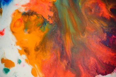 Beyaz bir arka plan üzerinde renkli mürekkep renklerini kasırga girdap yayılır