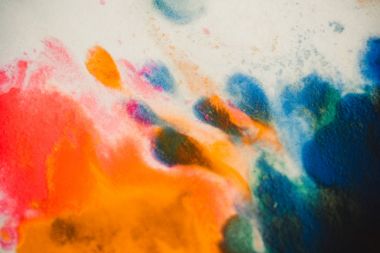 Beyaz bir arka plan üzerinde renkli mürekkep renklerini kasırga girdap yayılır