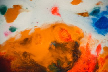 Beyaz bir arka plan üzerinde renkli mürekkep renklerini kasırga girdap yayılır