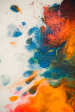Beyaz bir arka plan üzerinde renkli mürekkep renklerini kasırga girdap yayılır