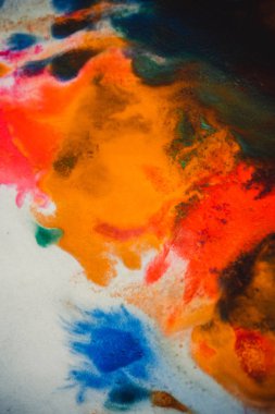 Beyaz bir arka plan üzerinde renkli mürekkep renklerini kasırga girdap yayılır