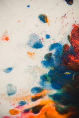 Beyaz bir arka plan üzerinde renkli mürekkep renklerini kasırga girdap yayılır
