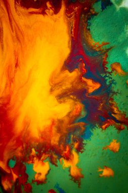 Beyaz bir arka plan üzerinde renkli mürekkep renklerini kasırga girdap yayılır