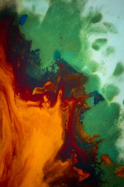 Beyaz bir arka plan üzerinde renkli mürekkep renklerini kasırga girdap yayılır