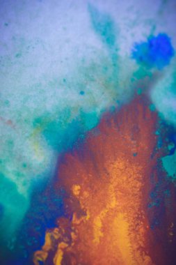 mürekkep renkleri beyaz bir arka plan üzerinde renkli yayılır