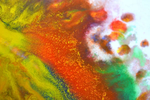 Kırmızı, yeşil, mavi, sarı renkler karışık sıvı makro