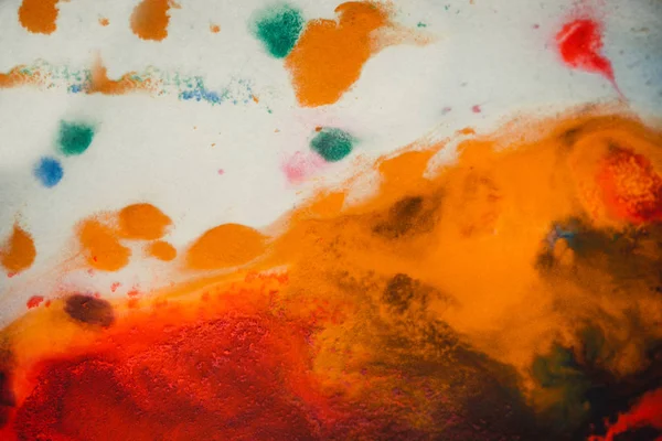Beyaz bir arka plan üzerinde renkli mürekkep renklerini kasırga girdap yayılır