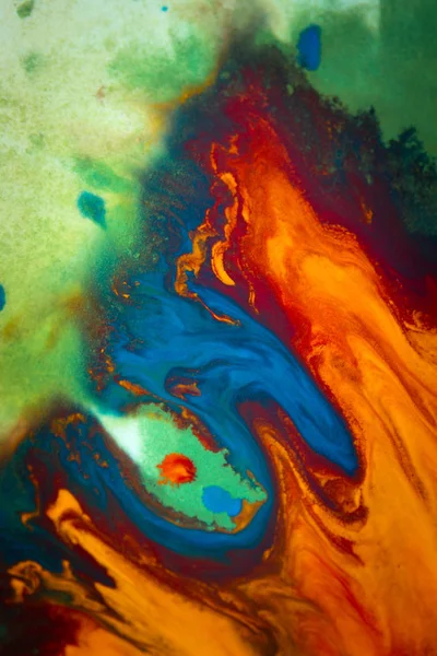 Beyaz bir arka plan üzerinde renkli mürekkep renklerini kasırga girdap yayılır