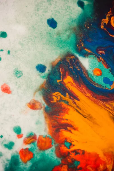 Beyaz bir arka plan üzerinde renkli mürekkep renklerini kasırga girdap yayılır