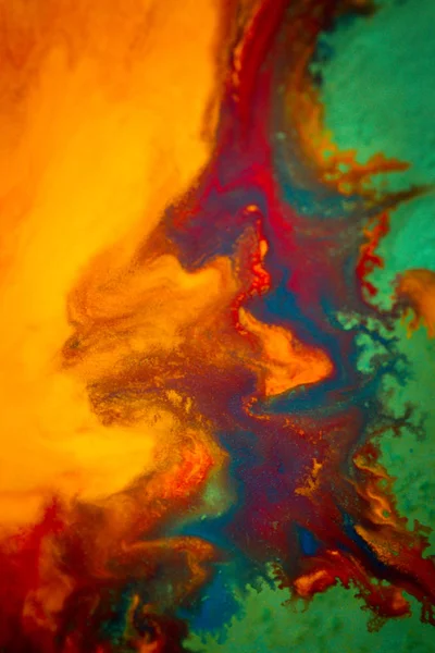 Beyaz bir arka plan üzerinde renkli mürekkep renklerini kasırga girdap yayılır