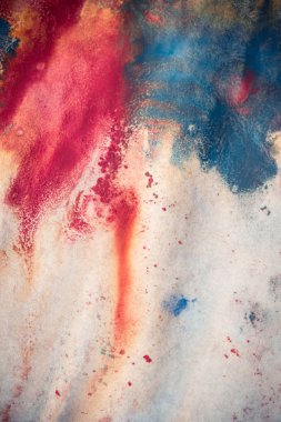 bir beyaz kağıt üzerinde boyalar farklı renkteki karıştırma