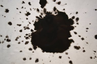 Siyah mürekkep beyaz yakın çekim kağıt üzerinde iletti.