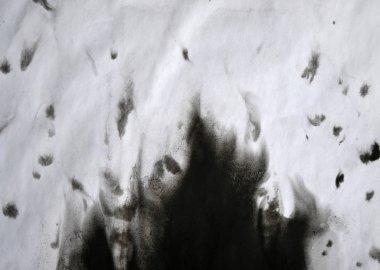 Siyah mürekkep beyaz yakın çekim kağıt üzerinde iletti.