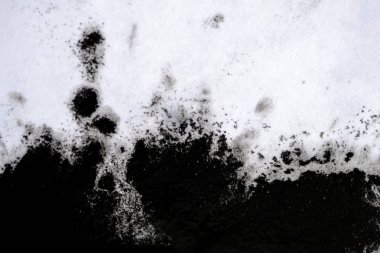 Siyah mürekkep beyaz yakın çekim kağıt üzerinde iletti.