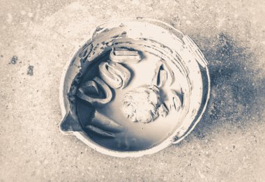 Kil parçaları bir kova su emmek