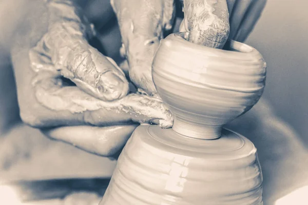 Tworzenie glinianego naczynia — Zdjęcie stockowe